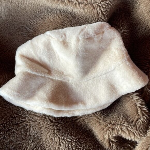 Emi Jay Accessories - Teddy Bucket Hat in Après Ski